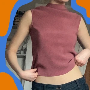 Ribbad  smuts rosa topp - Säljer denna smutsrosa, ribbade toppen med en hög krage. Perfekt med ett par lågmidjade jeans eller en snygg jeanskjol😋 Frakt tillkommer!😚