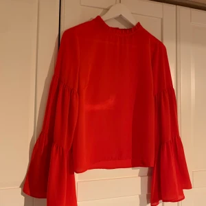Blus  - Snygg blus använd 1 gång