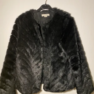Faux fur jacka - Härlig vinter/höst jacka. Den är i bra skick och sitter väldigt fint.✨