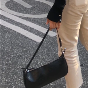 Svart väska  - Säljer min fina svarta väska som tyvärr inte kommer till användning! Säljer den för 300 + frakt. Den är i mycket fint skick💕💕🥰