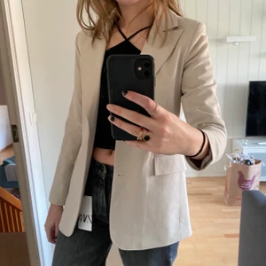 Beige kavaj - Jättesnygg beige kavaj från NAKD, köpt för 599 och endast använd ett fåtal gånger💖 Säljs pga för liten