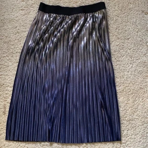 KJOL -   En kjol från Lindex.                                                                       Storlek 170                                                                                 BUDA