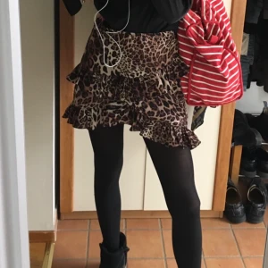 Leopardkjol - Säljer denna leopardkjol som bara används på julafton 2018. Helt felfri. Söt till både sommar & vinter🥰