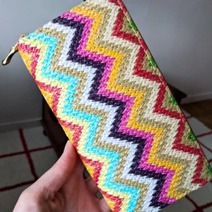 Plånbok - Oanvänd plånbok med guld dragkedja. Mått: 19x10x2.5 cm 