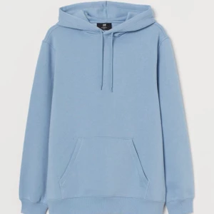 Ljusblå hoodie - Ljusblå hoodie från HM herravdelning🤍 storlek XS men oversized, använd fåtal gånger så i nyskick🦋 frakt ingår i priset 