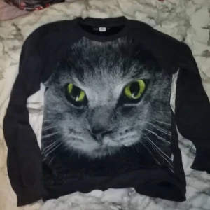 Molo storlek 152 - En katt på tjöjan