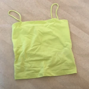 Topp från ginatricot  - En topp från ginatricot använd endast 1 gång storlek: XS säljer för 70kr inklusive frakt 