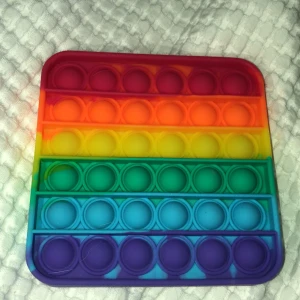  Rainbow pop it buda på  - Den ligger på typ 400 så ni ja. Buda visaren står för frakt ❤️🏳️‍🌈🌈det är många som vill ha den 