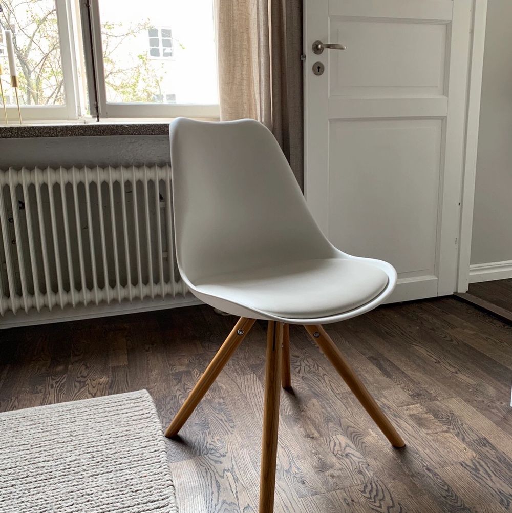 Vita stolar med träben | Plick Second Hand