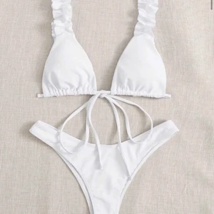 Vit bikini  - Säljer min fina bikini som kommer ifrån SHEIN pågrund av att den inte kommer till användning tyvärr🤍🤍🤍
