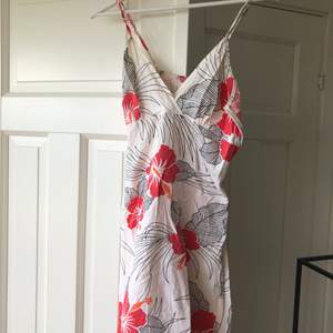 En somrig klänning med häftigt mönster, den slutar ovanför knäna🌸 vet inte var den är ifrån, köpt på secondhand!😊