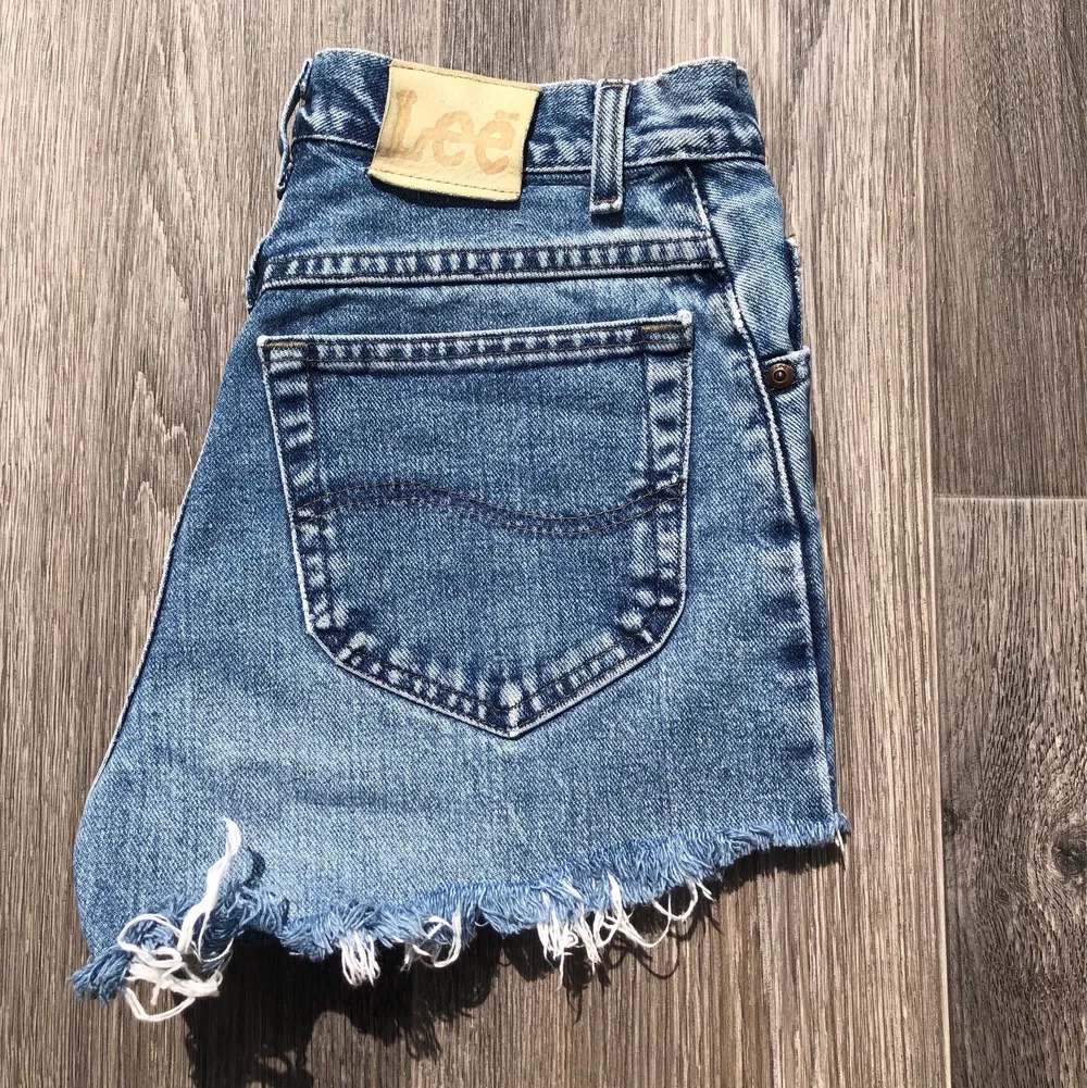 Jeansshorts från Lee! Mycket bra kvalitét. Används inte eftersom de är för små för mig. Frakt 44kr.. Shorts.