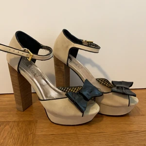 Klackar från Jimeless strl 39 - Klackar från Jimeless strl 39 lite små skrapsår på en av rosetterna och lite trådiga spännen annars jätte fina❤️