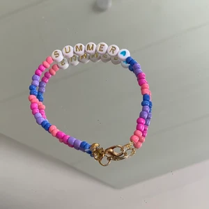 Pärlarmband ”summer”  - Ett pärlarmband jag gjort själv med texten ”summer”. Spännet är guld färgat. Köparen står för fraktkostnaden. 🌸