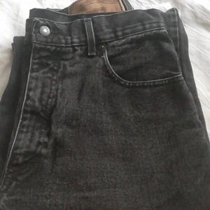 Rocky jeans - Grå/svarta. Jeans med märket Rocky. Storlek M. Aldrig använda! Och tvättas såklart innan de postas:) skriv i dm om det e mer ni undrar(frakt ingår i priset) kram ha en bra dag/kväll!