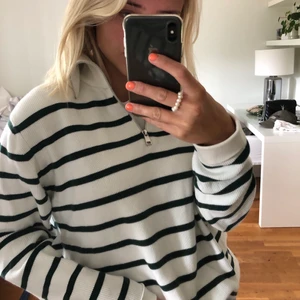 Randig tröja - Säljer mina fina grönrandiga tröja från Zara man som är slutsåld. Storlek M. Lite oversized i modellen men skitsnygg om man har den instoppd som jag har på bilderna 🤍 Jag har vanligtvis XS-S i kläder och är 163 ⚡️ Har startat en budgivning med det högsta budet från chatten eftersom så många har hört av sig 🤍🤍