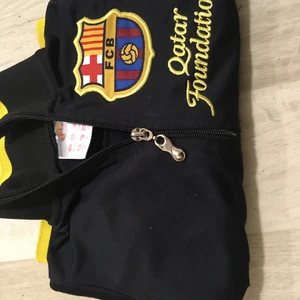 FCB wct- jacka barn - En wct- jacka med barcelonalogga. Använd ett fåtal gånger. I gott skick. 