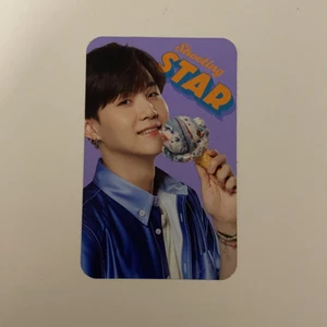 Suga photocard  - Säljer detta official suga photocard !! Den har bara suttit i min binder och den är som ny! Det är bts x baskin robbins collaboration! Skriv privat för andra frågor! 💗