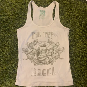 Y2k linne med ängelmotiv - Skönt bomullslinne med stretch i storlek S. Trycket är lite nött och så är det en liten rosa fläck på baksidan. Om många är intresserade kör vi budgivning! Fråga om du undrar något 👼🏼👼🏼👼🏼