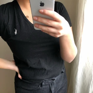 Ralph Lauren t-shirt Stl S - Säljer en svart basic Ralph Lauren t-shirt, knappt använd. V-ring och lite rakare passform! Kan mötas upp i Stockholm alternativt frakta, men då står köparen för frakten☺️ 