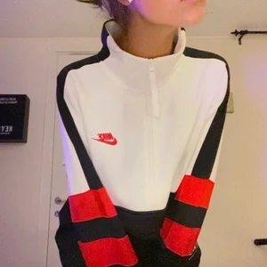 Nike kofta - Säljer min Nike träningsjacka/kofta i storlek S då den tyvärr är för stor för mig. Använd fåtal gånger (2-3 gånger typ) och är precis som ny! Den har en dragkedja som går till mitten på magen och sedan en stor ficka, nypris va typ 700/800kr