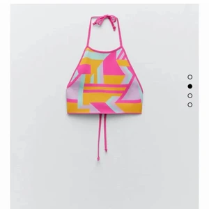 Stickad Zara Crop Topp - Hej! (publiceras igen pga oseriösa köpare)  säljer den här somrig och slutsåld toppen från Zara som är otroligt fint men passar inte mig. Small men passar XS-M också, helt ny! Endast testat, 120kr eller buda annars köp direkt för 200kr🦋💞💕💖  ( Priset ingår inte frakten ) 🤍