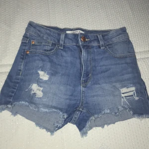 Ett par kort byxor med hål i  - Kort byxor med hål i från Lindex 