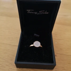Thomas Sabo ring - guldig ring med kristaller. 18mm i diameter
