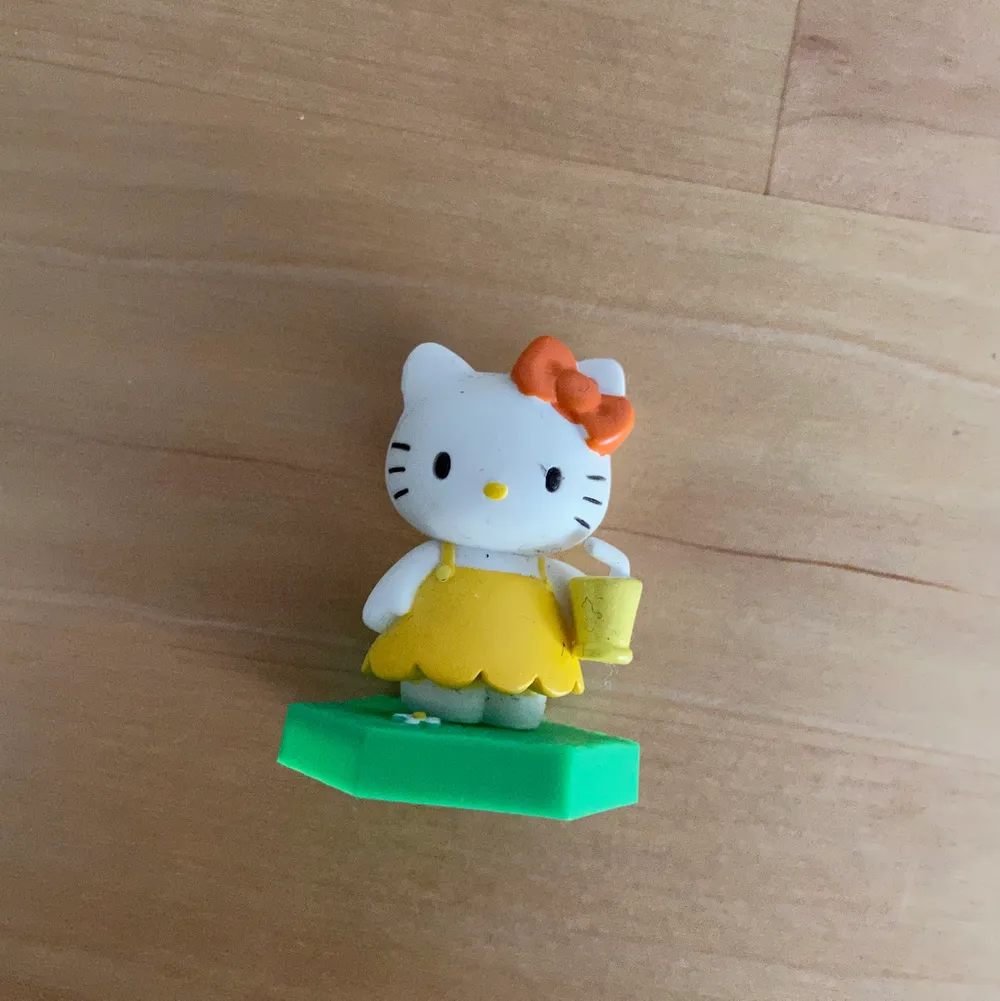 En liten söt samlarfigur av Hello Kitty 🥰✨ Väldigt söt o y2k stil, perfekt att ha på en liten hylla nånstans 💖🌸 I perfekt skick! . Övrigt.