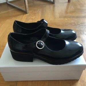 Unif Ditto Mary Janes - Säljer mina sjukt fina mary janes från unif. älskar men kommer tyvärr inte till användning. slutsålda på hemsidan. använda endast två gånger! fråga alltid efter fler bilder!! (är inte helt säker på shipping än.)