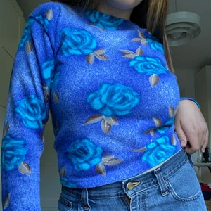 blommig tröja - En snygg, blommig tröja ifrån Åhlens! 💛 Skulle säga att den passar som en 38/40 istället för 34/36. 💛