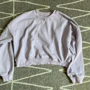 Säljer denna fina och sköna Sweatshirten pga att jag inte använder den så mycket längre, den är i strl XS/S och är i färgen pastell lila