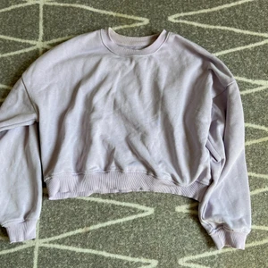 Sweatshirt lila  - Säljer denna fina och sköna Sweatshirten pga att jag inte använder den så mycket längre, den är i strl XS/S och är i färgen pastell lila