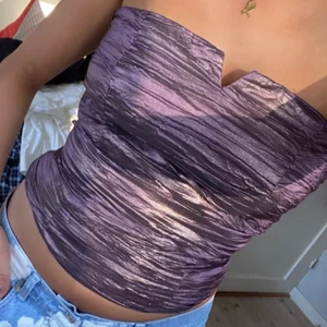 Snygg korsett - (FÖRSTA BILDEN LÅNAD) Jätte jättefin korsett/topp köpt på plick men som tyvärr var för liten (ursprungligen från Vila)🥰 Storlek M