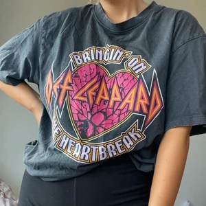 Oversized t-shirt  - Stentvättad svart/grå oversized t-shirt i storlek S. Endast använd cirka två gånger och nyligen inköpt. Säljer då jag har många liknande. Frakt på 48 kr tillkommer 🤍