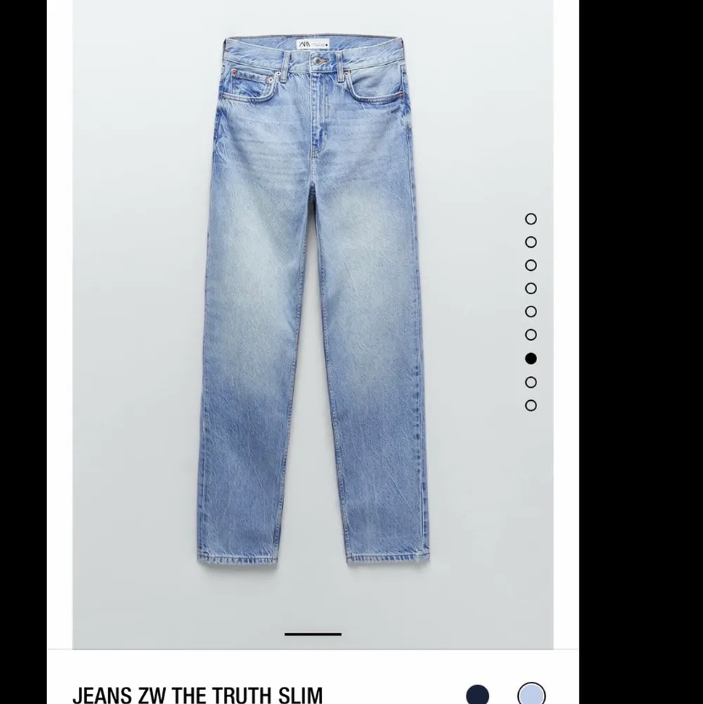 Jeans från zara i storlek 34. Modell: jeans zw the truth slim. De är mer raka i benen. Helt nya med läpparna kvar.. Jeans & Byxor.