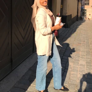 Straight jeans high waist size 40  - Jag har endast använt dessa jeans 2 gånger. Jag köpte för stor storlek, därav säljer jag de glatt. Original pris 499kr men jag säljer de för 300kr (Alla bilder är mina förutom sista bilden :)