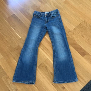 Säljer ett par byxor för 50 kr! - Säljer ett par byxor för 50 kr, jag säljer dom för att dom är för små för mig. Köparen står för frakten. Byxorna är i bra skick! Det är storlek 128😊 längst nere är Byxorna utsvängda