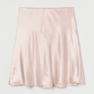 Rosa satinkjol  - Rosa satinkjol från hm. Storlek L men lite liten i storleken. Aldrig använd endast provad. Köparen står för frakt. Buda i kommentarerna. Pris kan diskuteras.