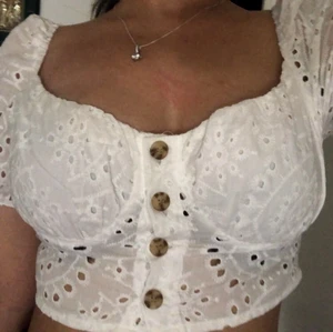 Söt crop top - oanvänd från shein - Storlek S. Aldrig använd, endast provad. Säljer då den är för liten för mig vid armarna. 