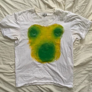 T-shirt med groda på 🐸❤️ - Egen design, målad med textilfärg som håller i tvätt ❤️