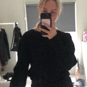 Stickat  - En väldigt snygg svart tröja med puff ärmar på, har aldrig använt men den är sjukt snygg, är storlek S och denna är i L men det passar på alla