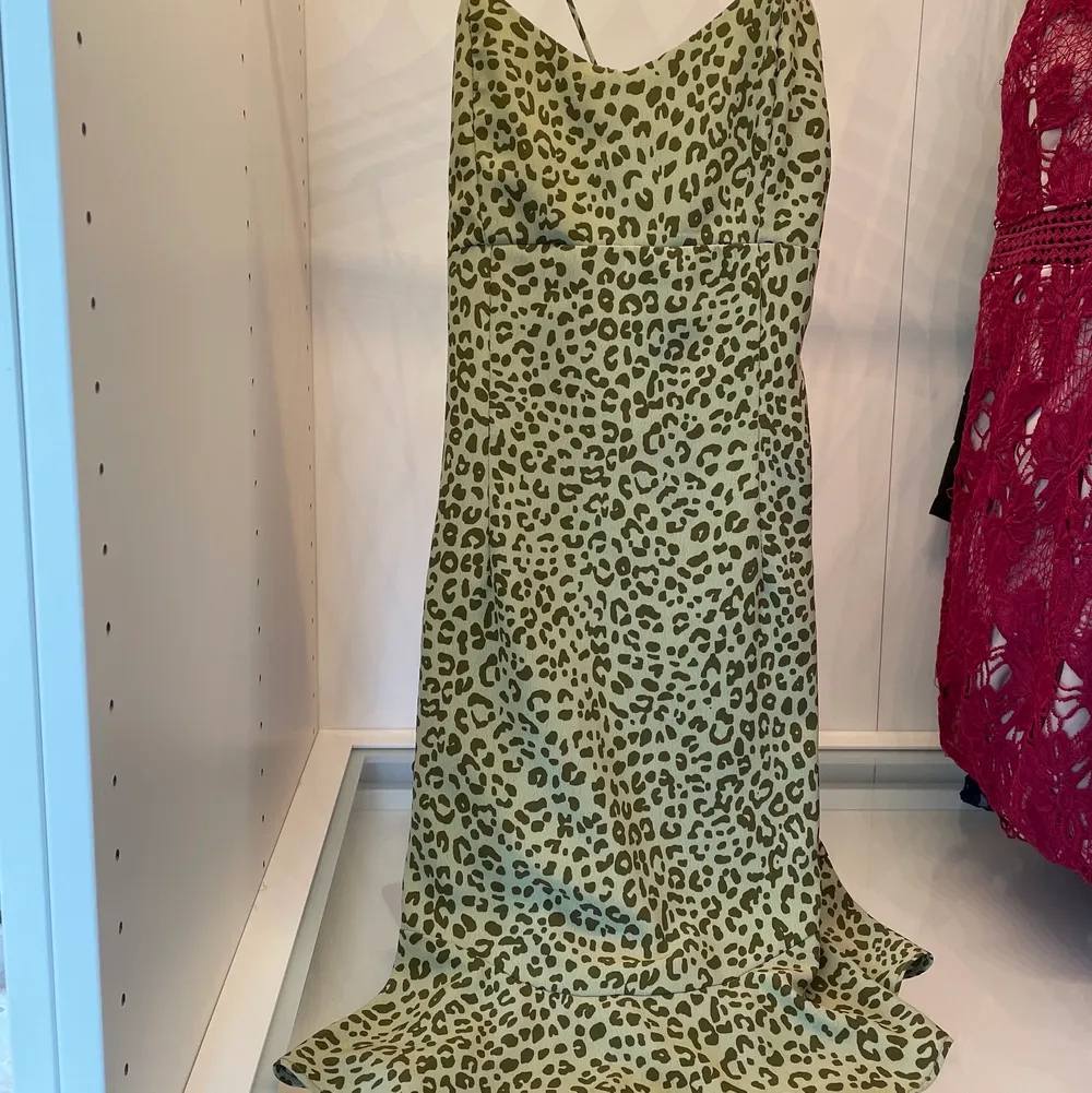 Säljer nu min superfina leopardmönstrade klänning från zara i storlek XS. Köpt för några veckor sen och använd endast en gång. Banden blir till ett X på baksidan. För fler bilder, skriv dm.. Klänningar.