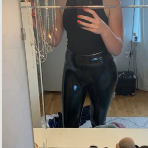 Parisian lack byxor i stl 38 - Lackbyxor i stl 38. Sparsamt använda så är i fint skick. Om du vill ha fler bilder så hör av dig☺️