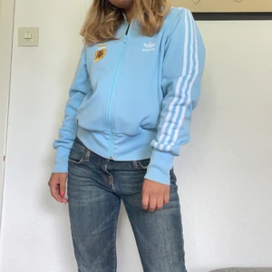 Adidas kofta  - Snygg Argentina blå adidas kofta 😍 använder dock inte så mycket och därför tänkte jag sälja istället! Storlek 38! Kan frakta men köpare står för frakt, kan också mötas upp i Sthlm💋
