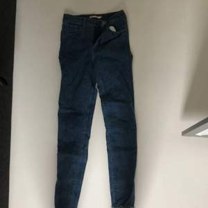 Tajta skinny jeans, stretchiga vid midjan, original pris: 500