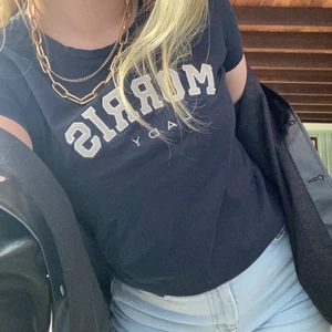 MORRIS T-SHIRT - Nu är den här balla MORRIS t-shirten till salu för 100kr + frakt! Dags att passa på att slå till! T-shirten är i storlek XS men jag anser att den också passar någon med storlek SMALL! Skicket är som ny då den sällan har kommit till användning! Hör gärna av dig om du har någon fråga eller är intresserad 💙