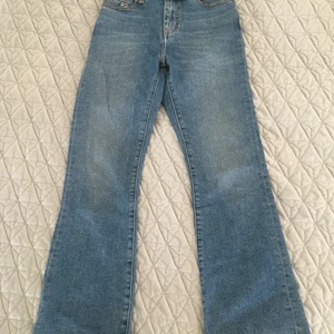 Tommy hilfiger Jeans!🤎 - Säljer dessa utsvängda Tommyhilfiger jeans då de inte passar mig längre. Köpt förra året och har bara använt dom några få gånger😅 Kom privat för mer info