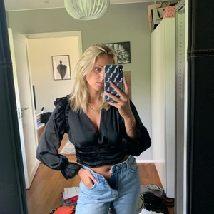 Top  - En svart top. Lite kortare i modellen, fint krås på axlarna. Köpte från zara förra hösten så den finns ej kvar. Perfekt fest top 