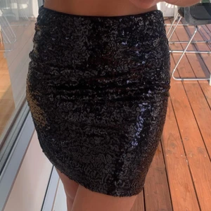 Kort kjol - Paljettkjol som man både kan klä upp och ner, superfin och skön, storlek 34:)